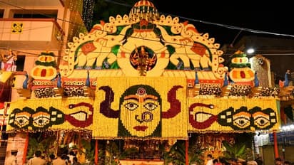 ఉజ్జయిని మహంకాళి అమ్మవారిని దర్శించుకున్న రేవంత్ రెడ్డి.. ఆలయం వద్ద కాంగ్రెస్ శ్రేణులను అడ్డుకున్న పోలీసులు..