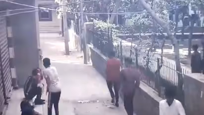 यह राम गोपाल वर्मा के किसी फिल्मी का सीन नहीं.. दिल्ली के बाजार की हकीकत है, जानिए यहां क्या हुआ