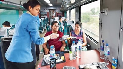 ರೈಲು ತಡವಾದರೆ IRCTC ಯಿಂದ ನೀವು ಈ ಸೌಲಭ್ಯ ಪಡೆದುಕೊಳ್ಳಬಹುದು..!