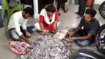 രണ്ട് ചാക്ക് നിറയെ നാണയങ്ങൾ, രണ്ടുരൂപ സൂക്ഷിച്ചുവച്ച് ബൈക്ക് വാങ്ങി കടയുടമ