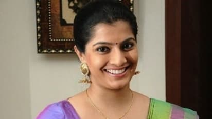 Varalaxmi Sarathkumar : யானைக்கு உணவூட்டும் வரலட்சுமி...வைரலாகும் க்யூட் வீடியோ