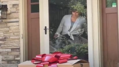 बेटी ने मां को भेजा गिफ्ट, पैकेट खोला तो अंदर से निकली वो चीज, जिसने सबको चौंका दिया, देखिए वीडियो