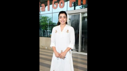 ಮೈಕಾಣೊ ಬಟ್ಟೆ ಧರಿಸುತ್ತಿದ್ದ ರಶ್ಮಿಕಾ ಮಂದಣ್ಣ ಕ್ಲಾಸಿಕ್ ವೈಟ್‌ ಲುಕ್‌ನಲ್ಲಿ ಮಿಂಚಿಂಗ್!