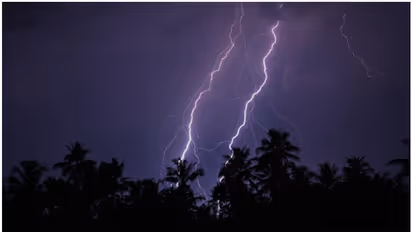 Kerala Rain: കേരളത്തിന് മുകളിൽ 'അന്തരീക്ഷ ചുഴി'; മഴ ഭീഷണി അകലുന്നില്ല, വരും ദിനങ്ങളിലും ശക്തമായി തുടരാൻ സാധ്യത