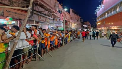 सावन के पहले सोमवार पर काशी विश्वनाथ में सुबह से ही भक्तों की भीड़, आप घर बैठे इन फोटोज से करें दर्शन