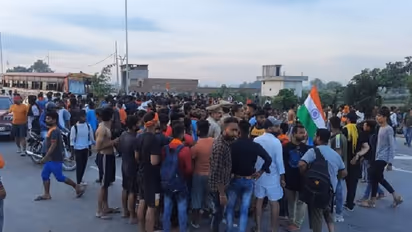 अमरोहा: टक्कर के बाद कांवड़ियों की मौत, साथियों ने 7 बसों में की तोड़फोड़ और जमकर किया बवाल