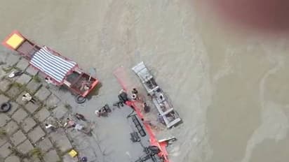 നർമ്മദ നദിയിലേക്ക് ബസ് മറിഞ്ഞ് വൻ അപകടം, 13 പേ‍ര്‍ മരിച്ചു, വാഹനത്തിലുണ്ടായിരുന്നത് 50 ലേറെ പേർ