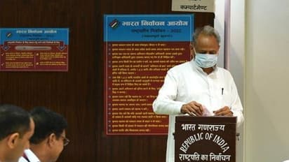 स्ट्रेचर पर लेटकर वोटिंग करने पहुंचे MLA, फोटो में देखें किन-किन CM ने राष्ट्रपति चुनाव में डाला वोट