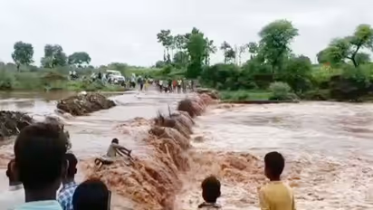 उफनती नदी, पुल पर था कई फीट पानी, मना करने के बाद भी नहीं माना बस ड्राइवर और बह गई कई जिंदगियां