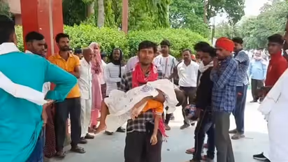 अस्पताल परिसर के बाहर बच्चे का शव लेकर घंटों भटकता रहा पिता, लोगों के आंख में आए आंसू, जिम्मेदार मौन