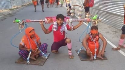 అభినవ శ్రవణ కుమారుడు.. అమ్మానాన్నలను భుజాల మీద మోస్తూ వందల కి.మీ. యాత్ర.. వారి కోరిక కాదనలేకే...