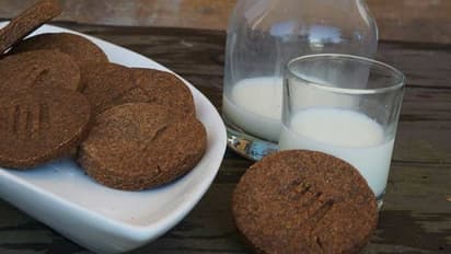 குட்டீஸ்கான ஹெல்தி ஸ்நாக்ஸ்! - ''கோதுமை பிஸ்கட்'' செய்யலாம் வாங்க!