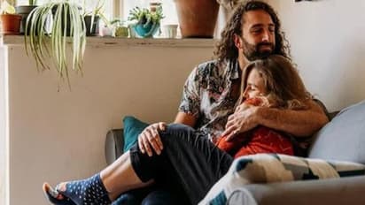 अपनी बाहों में एक घंटा सुलाकर यह शख्स वसूलता है 7 हजार रुपए, दीवाने हुए यहां के लोग