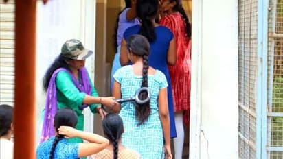 உள்ளாடையை கழற்றியே ஆகணும்.. நீட் தேர்வில் சர்ச்சை - மாணவி பரபரப்பு புகார் !