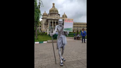 ‘ಕರ್ನಾಟಕದ 7 ಅದ್ಭುತಗಳು’ ಬಗ್ಗೆ ಗಾಂಧಿ ವೇಷಧಾರಿಯಿಂದ ಜಾಗೃತಿ