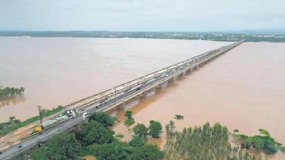 భద్రాచలం వద్ద గోదారి ఉగ్రరూపం.. 53 అడుగులకు చేరిన నీటిమట్టం, మూడో నెంబర్ ప్రమాద హెచ్చరిక జారీ