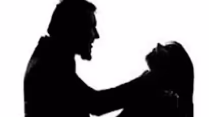 पति को छोड़ प्रेमी संग रहती थी महिला, बीच सड़क पर रिश्तों का हुआ खूनी खेल, बच्ची को देख लोगों के निकले आंसू