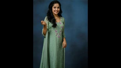 குட்டி நயன் அனிகாவா இது..? ஹீரோயின்களை மிஞ்சும் நியூ லுக்கில் வச்ச கண்ணு வாங்காமல் பார்க்க தோன்றும் அழகு!