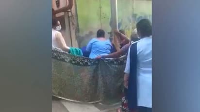 ഗർഭിണിയെ തിരിഞ്ഞുനോക്കാതെ ആശുപത്രി അധികൃതർ; ദില്ലിയിൽ യുവതി വഴിയരികിൽ പ്രസവിച്ചു