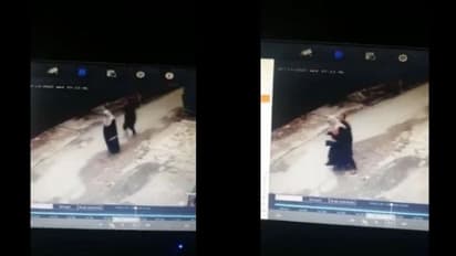 പട്ടാപ്പകല്‍ റോഡിലൂടെ നടന്നുപോവുന്ന സ്ത്രീയെ  കയറിപ്പിടിച്ച് യുവാവ്, പാക് വീഡിയോ വൈറല്‍! 