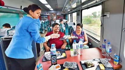 IRCTC ने यात्रियों को दिया झटका- इन 5 ट्रेनों में खाना हुआ महंगा, इतना देना होगा ऑन बोर्ड चार्ज