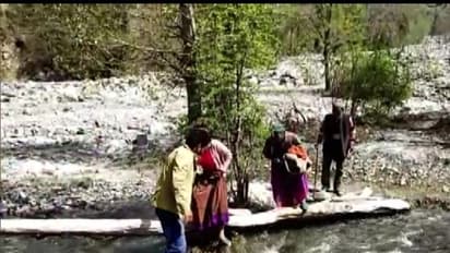 बीमार महिला को कंधे पर उठाकर 12 किलोमीटर भागे परिजन, तब बची जान, यहां कई मरीज रास्ते में ही तोड़ देते हैं दम