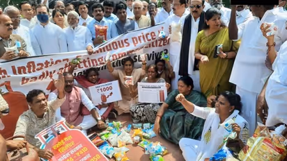 വിലക്കയറ്റം അതിരൂക്ഷം: 'ചലോ രാഷ്ട്രപതി ഭവൻ'; ദില്ലിയിൽ പ്രതിഷേധം കത്തുന്നു, വിട്ടുവീഴ്ചയില്ലെന്ന് കോൺ​ഗ്രസ്