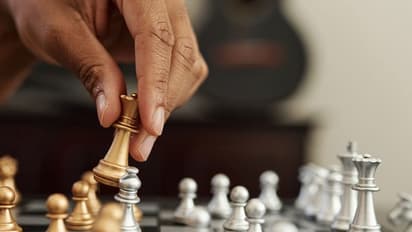 International Chess Day 2022 :  ചെസ്സ് കളിക്കാൻ ഇഷ്ടപ്പെടുന്നവരാണോ? വിദ​ഗ്ധർ പറയുന്നത് 