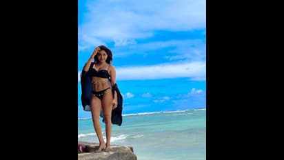 தம்மாத்தூண்டு பிகினியில் தாறுமாறு போஸ் கொடுத்த பிக்பாஸ் சாக்‌ஷி... வைரலாகும் பர்த்டே ஸ்பெஷல் கிளிக்ஸ்