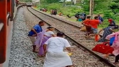 रेलवे ट्रैक पर महिला की खतरनाक हरकत कैमरे में हुई कैद..IAS अफसर ने पोस्ट किया वायरल वीडियो 