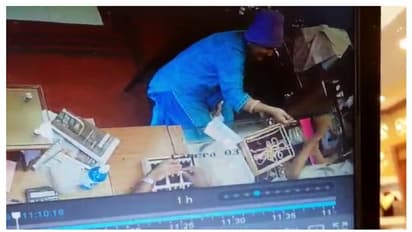 'ഈ മാലകൾ മാറ്റിവെക്കൂ, ഭർത്താവിനെയും കൂട്ടി വരാം'; സ്റ്റോക്കെടുത്തപ്പോൾ ജ്വല്ലറി ഉടമക്ക് നഷ്ടം ഒമ്പത് പവൻ 