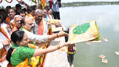 ಕಾವೇರಿಗೆ ಸಿಎಂ ಬೊಮ್ಮಾಯಿ ಬಾಗಿನ, 8 ತಿಂಗ್ಳಲ್ಲಿ 2ನೇ ಬಾರಿ ಅರ್ಪಿಸಿರುವುದು ವಿಶೇಷ