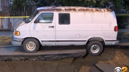 Video: നടുറോട്ടില് ഒരു ഭീമന് ഗര്ത്തം, നിര്ത്തിയിട്ട കാറിനെ ഭൂമി വിഴുങ്ങി!