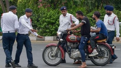 इन 5 ट्रैफिक नियमों को नहीं किया फॉलो तो जेब हो जाएगी ढीली, चप्पल पहनकर बाइक चलाने पर इतने रुपए का होगा चालान 