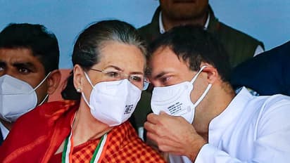 அமலாக்கத்துறை விசாரணையில் சோனியா காந்தி; வெளியே கையில் நெபுலைசருடன் பிரியங்கா!!