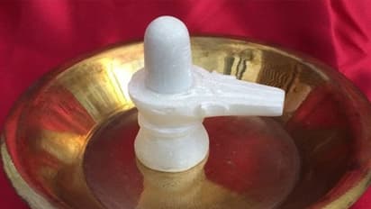 Sawan 2022: घर के मंदिर में कितना बड़ा शिवलिंग रख सकते हैं, शिवलिंग खंडित हो जाए तो क्या करें?