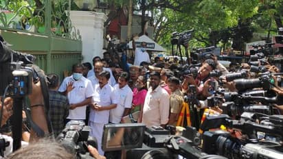 அதிமுக அலுவலகத்தில் வைக்கப்பட்ட சீல் அகற்றம்..! சேதமடைந்த பொருட்களை பார்த்து அதிர்ச்சியான சி.வி.சண்முகம்