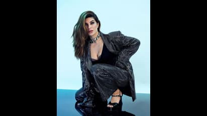 సిట్టింగ్ పొజిషన్ లో ప్రభాస్ బ్యూటీ టెంప్టింగ్ పోజులు.. సూపర్ స్టైలిష్ లుక్ తో అట్రాక్ట్ చేస్తున్న జాక్వెలిన్