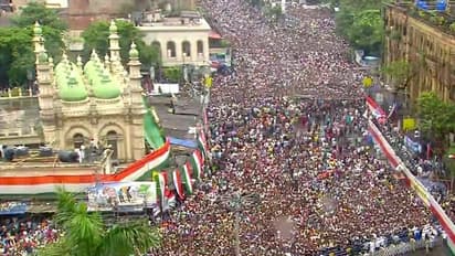 शहीद दिवस रैली में ममता बनर्जी ने दिखाया दम, बोलीं- बीजेपी के पास ED और CBI, हमारे पास है लड़ने की ताकत