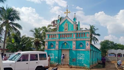 ப்ரீ பையர் கேம் ஆல் மோதல்.. தேவாலயம், கடை, வீட்டை அடித்து நொறுக்கிய கும்பல்.. 4 பேருக்கு அரிவாள் வெட்டு.!