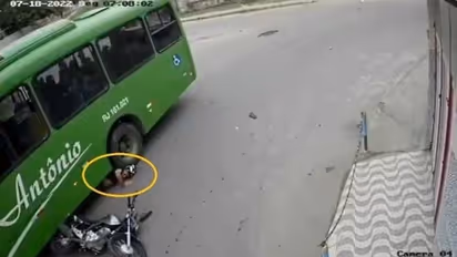 IPS ने पोस्ट किया Biker का दिल दहलाने वाला वीडियो, अब तो समझ जाइए क्यों कहा जाता है हेल्मेट जरूर पहनो