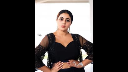 Poorna: బ్లాక్‌ డ్రెస్‌లో పిచ్చెక్కిస్తున్న పూర్ణ హాట్‌ పోజులు..  కొంటె చూపులతో కవ్విస్తున్న `ఢీ` భామ..  