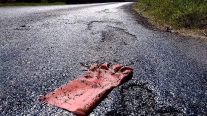 उफ्फ! इस बार ब्रिटेन की गर्मी ने सड़क तक पिघला दी, जानिए कितना पहुंचा पारा.. और बरपेगा कहर