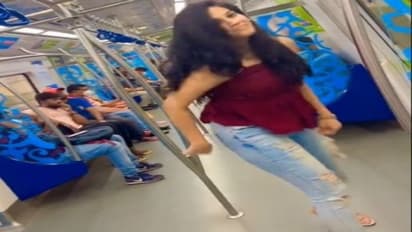 मेट्रो ट्रेन में महिला को डांस करना पड़ गया भारी, लोगों की शिकायत पर दर्ज हुआ केस, जानिए किस शहर का है मामला