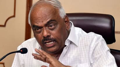 कांग्रेस नेता रमेश कुमार के बोल-'गांधी परिवार के नाम पर खूब कमाया' अब कर्ज चुकाने की बारी', गरमाई राजनीति...