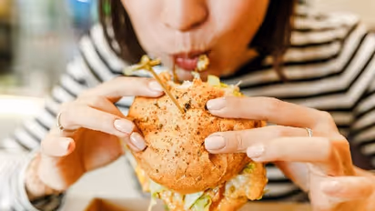 Bloating Solution : വളരെ വേഗത്തില്‍ ഭക്ഷണം കഴിക്കുന്ന ശീലമുള്ളവരാണോ നിങ്ങള്‍? എങ്കിലറിയുക