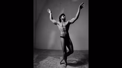 Ranveer singh : ஆடையின்றி நிர்வாணமாக போட்டோஷூட் நடத்தி ரசிகர்களுக்கு அதிர்ச்சி கொடுத்த ரன்வீர் சிங்