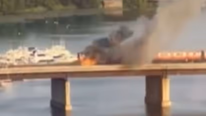 पुल से गुजर रही मेट्रो ट्रेन में लगी आग, यात्री रोकते रहे मगर महिला ने घबराकर उठा लिया बड़ा कदम और फिर..