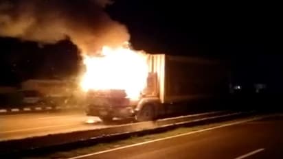 अजमेर में चलते ट्रक में अचानक लगी आग लेकिन ड्राइवर ने जान देकर दिखाया गजब का साहस, देखें वीडियो