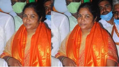 కామారెడ్డి జిల్లా బూర్గుల్ గ్రామంలో ఉద్రిక్తత: పోలీసుల కాళ్లు పట్టుకొన్న మాజీ ఎమ్మెల్యే అరుణ తార